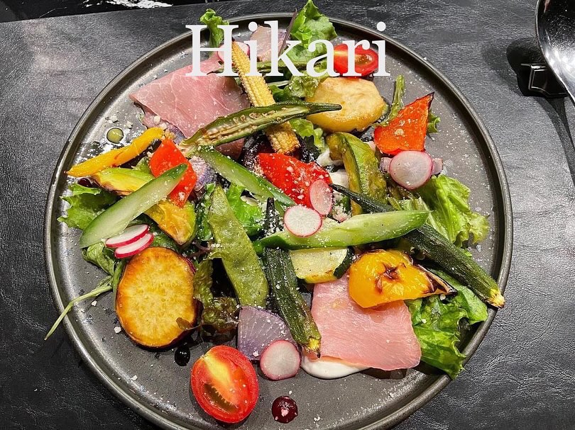 池袋 和牛×フレンチレストラン HIKARIラグジュアリーな空間で、A5ランク黒毛和牛の雌牛を堪能する特別なひとときHIKARIでは、季節のおまかせコースのみをご提供。厳選された旬の魚介や野菜を取り入れ、シェフのこだわりが詰まった至極の一皿をお届けしますライブ感あふれるカウンター席で、シェフの繊細な技とともに贅沢な食体験を。記念日ディナーやデート、接待などの大切なシーンにぴったりなレストランです「連れて来てよかった」そんな言葉が自然とこぼれる、特別な夜をぜひHIKARIでIndulge in an A5-ranked Kuroge Wagyu female beef course in a luxurious setting At HIKARI, we offer only a seasonal chef’s omakase course, carefully crafted with the freshest seafood and vegetables to elevate your dining experience Enjoy the immersive experience at our counter seats, where you can witness the artistry of our chefs. Perfect for anniversary dinners, romantic dates, and business occasions ！在奢华的环境中，尽情享受 A5级黑毛和牛母牛 带来的顶级美味HIKARI 仅提供季节主厨精选套餐，严选最新鲜的海鲜和蔬菜，以多种精湛技艺呈现，为您打造极致的味觉盛宴 在充满现场感的吧台座位，近距离欣赏主厨的精湛技艺。是纪念日晚餐、浪漫约会、商务宴请的不二之选 ！東京都豊島区東池袋1丁目14-14-3F（池袋駅 徒歩5分） 予約: 03-6709-1200#池袋グルメ #IkebukuroFood #池袋美食 #WagyuFrench #和牛フレンチ #法式料理 #A5黒毛和牛 #FineDining #GourmetExperience #LuxuryDining #AnniversaryDinner #デートディナー #浪漫约会 #BusinessDining #接待餐厅 #HIKARI